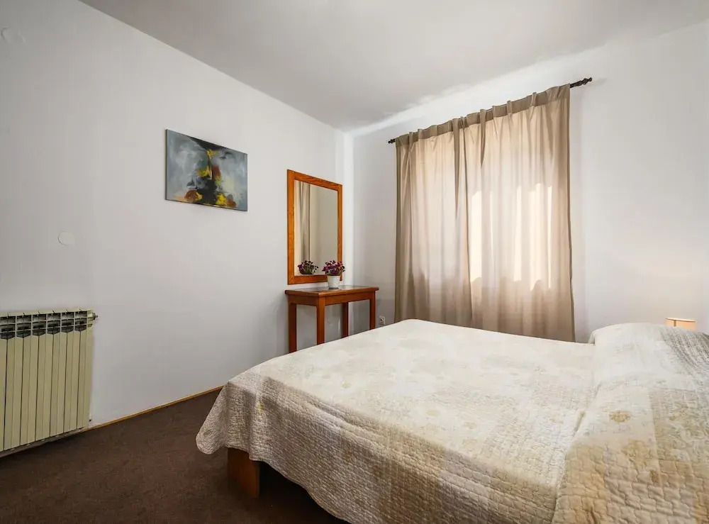 Spacious Apartment With Garden