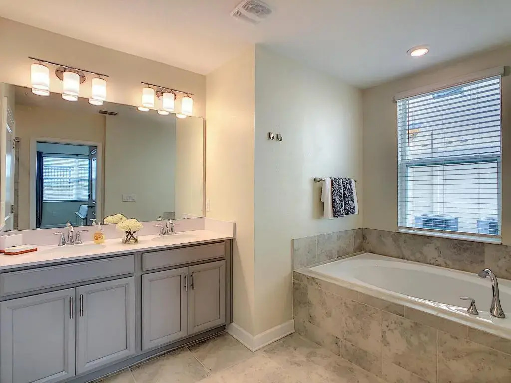 Fantastic Stylish 2BR condo in Four Corners with free Waterpark