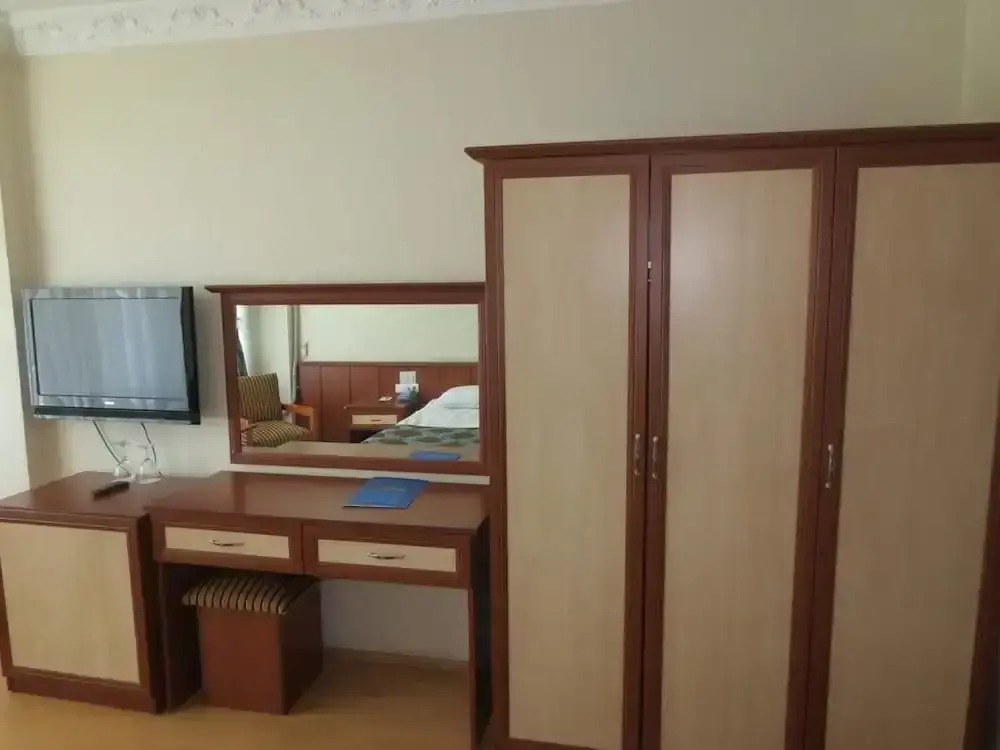 Eyna Hotel