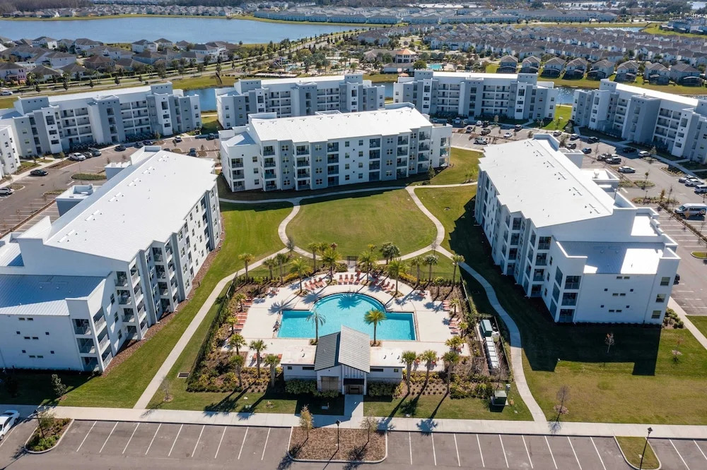 Spacious 2BR Mickey Bedroom Lake View
