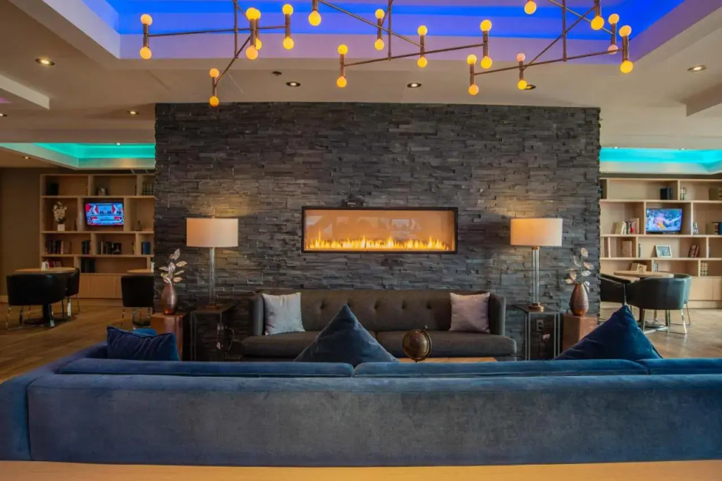 Stage West All-Suite Hotel & Theatre Restaurant
