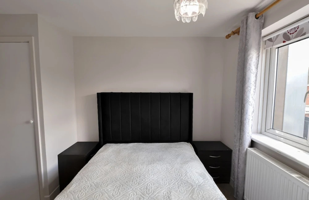 Immaculate 2-bed Apartment in Isleworth by River