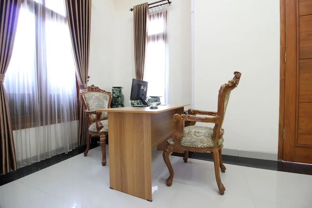 RedDoorz Plus near STIE YKPN 2