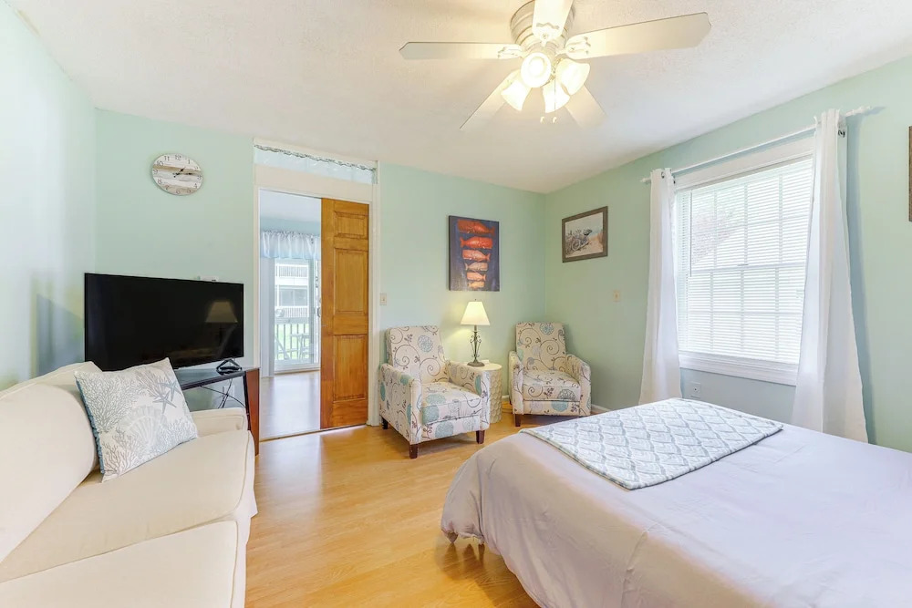 2 Mi to Drakes Island Beach: Condo w/ Indoor Pool!