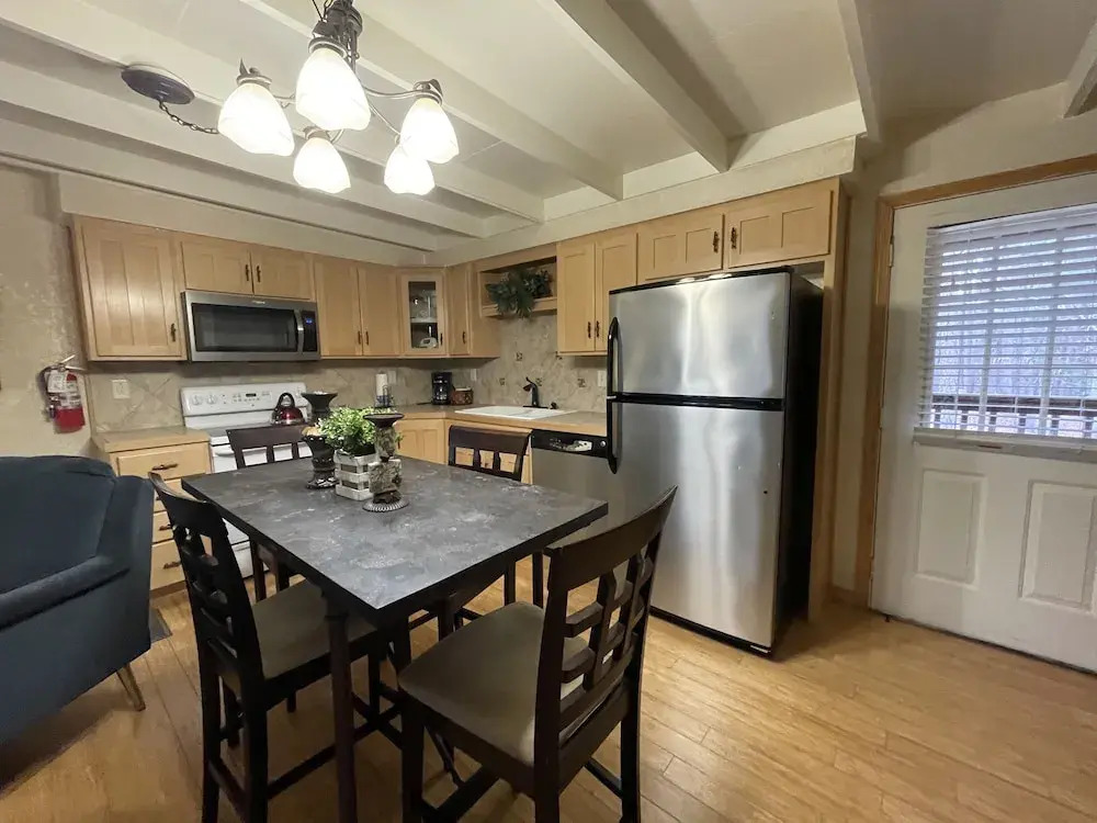 Mountain Harbor Lodge cottage on Lake Ouachita