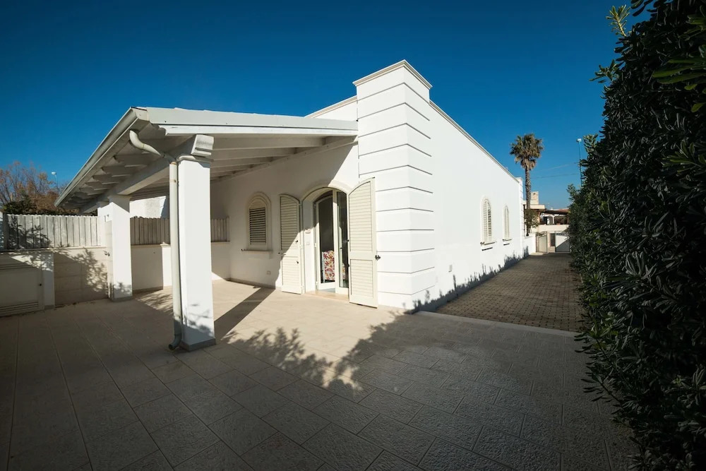 Le Bianche ville con patio privato a un passo dal mare