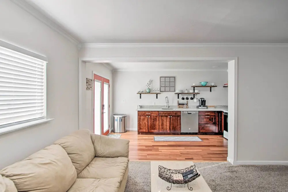 Convenient Burien Getaway: 12 Mi to Dtwn Sea!