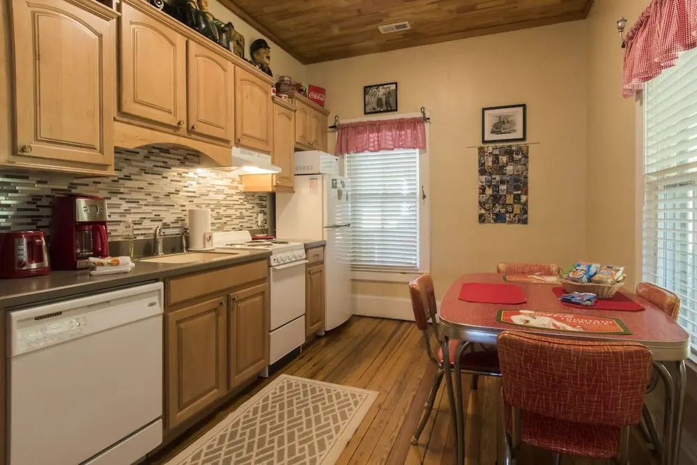 Calhoun House Inn & Suites