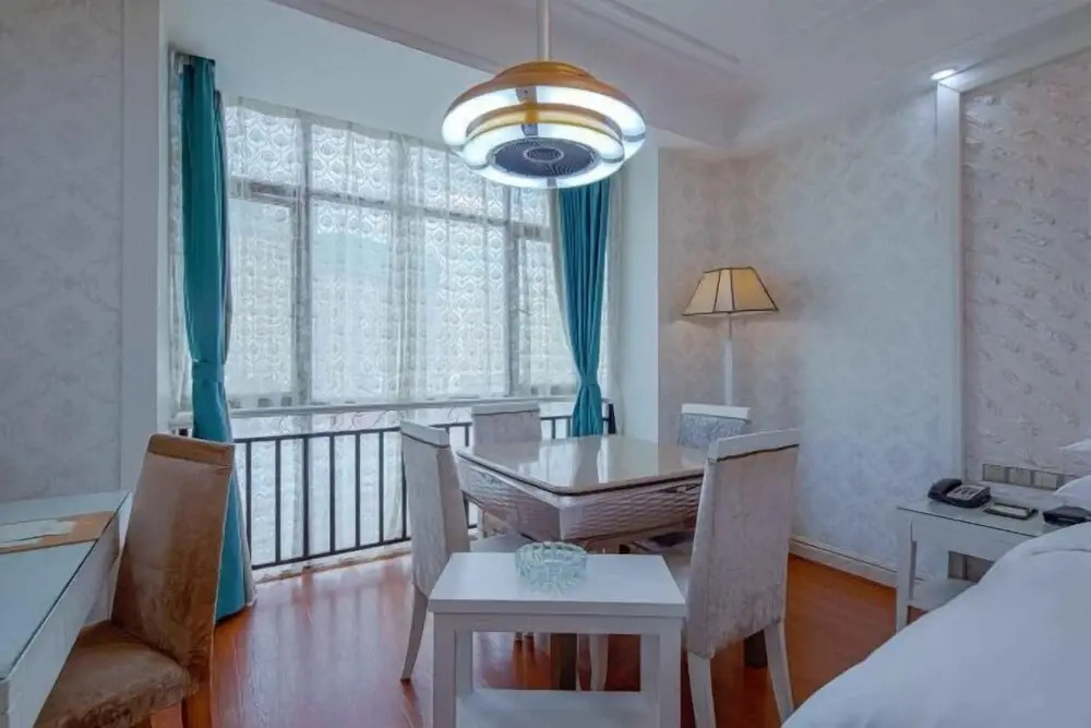 Vienna Hotel (Liuyang River Bridge Pedestrian Street)
