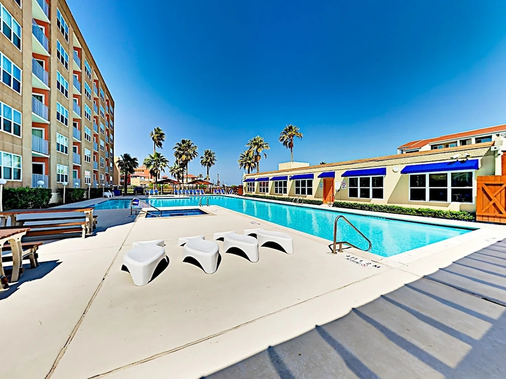 New Listing! Gulf , Steps To Sand & Waterpark 1 Bedroom Condo