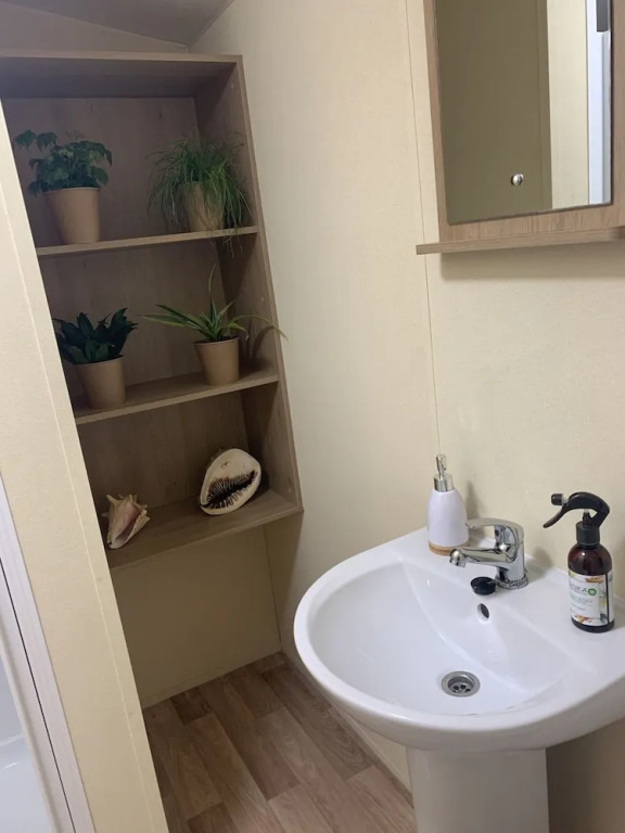 Caravan - Sleeps 6 - Parking, Pool, Facilities