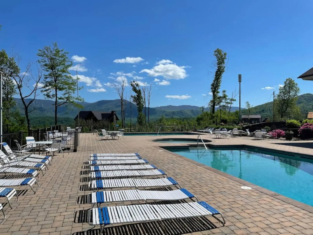 Take it Easy with hot tub and community pool