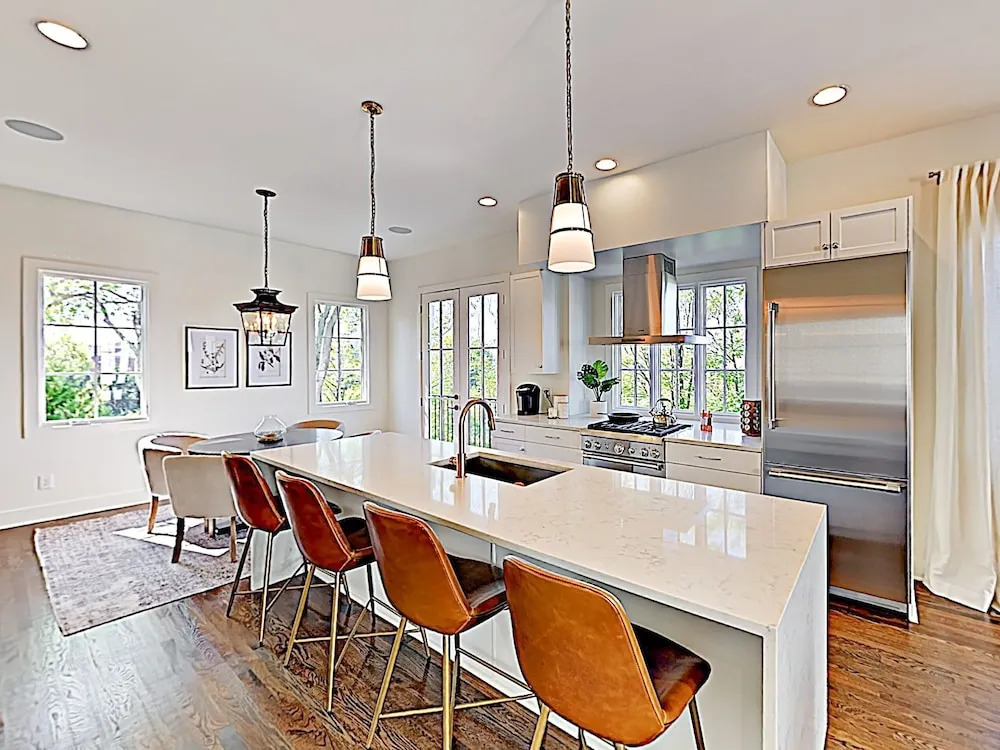All-suite Townhome W/ Designer Furnishings 3 Bedroom Townhouse
