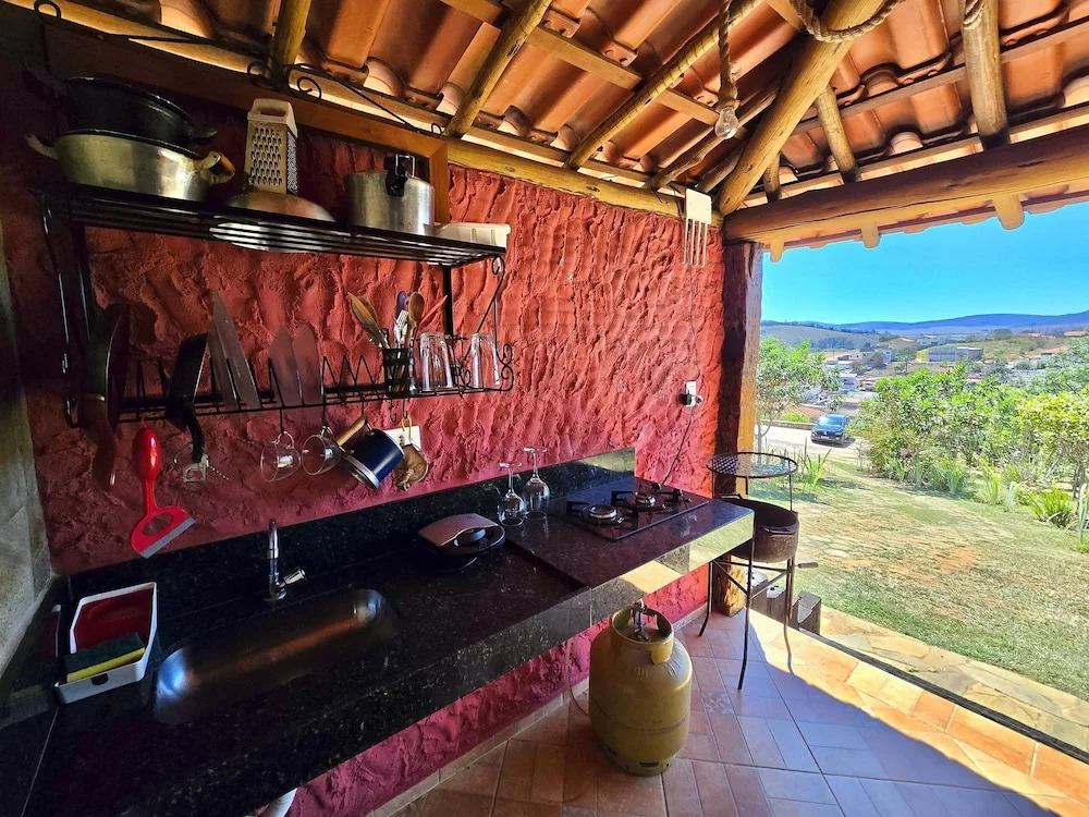 Chalés Vila Carrancas - Ao lado do centro com piscina, cozinha completa e muita tranquilidade