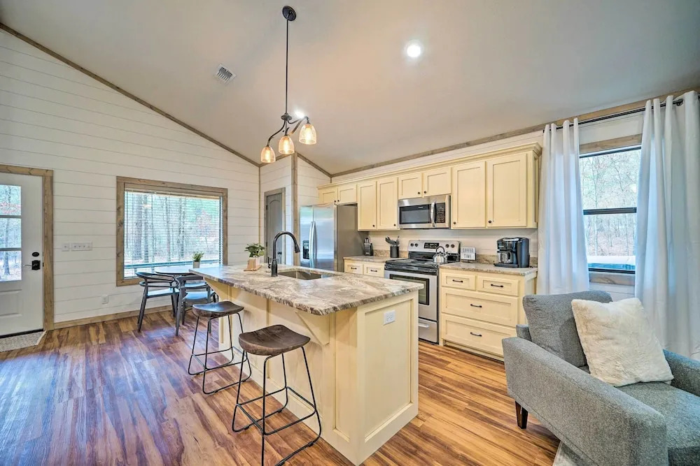 Chic Broken Bow Escape w/ Hot Tub & Fire Pit!