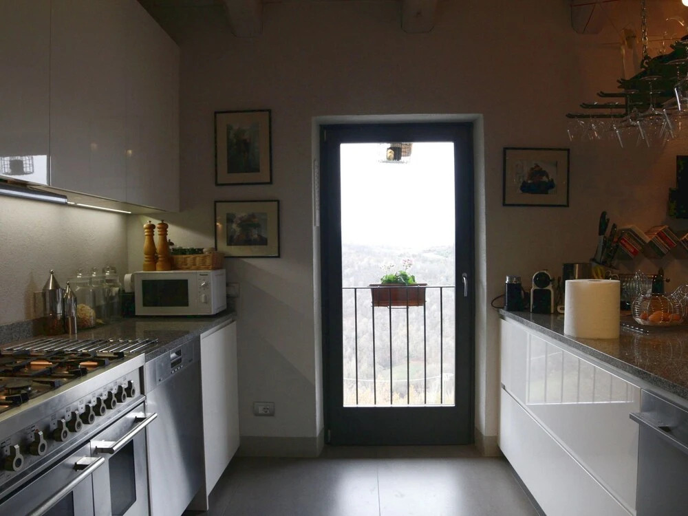 Detached villa with swimming pool, in the green hills and vineyards