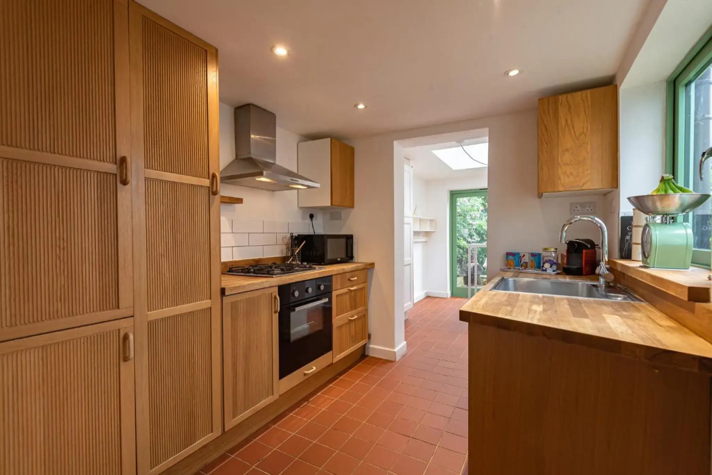 Sleeps 6 - 2 Bedroom Reading House - With WiFi, Netflix, Parking & Garden by JDF Property