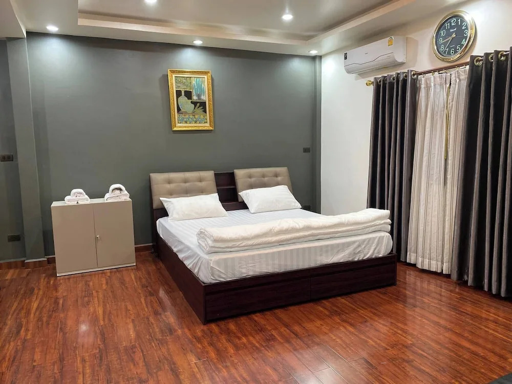 Beautiful 2 Story Newly Renovated Bungalow House