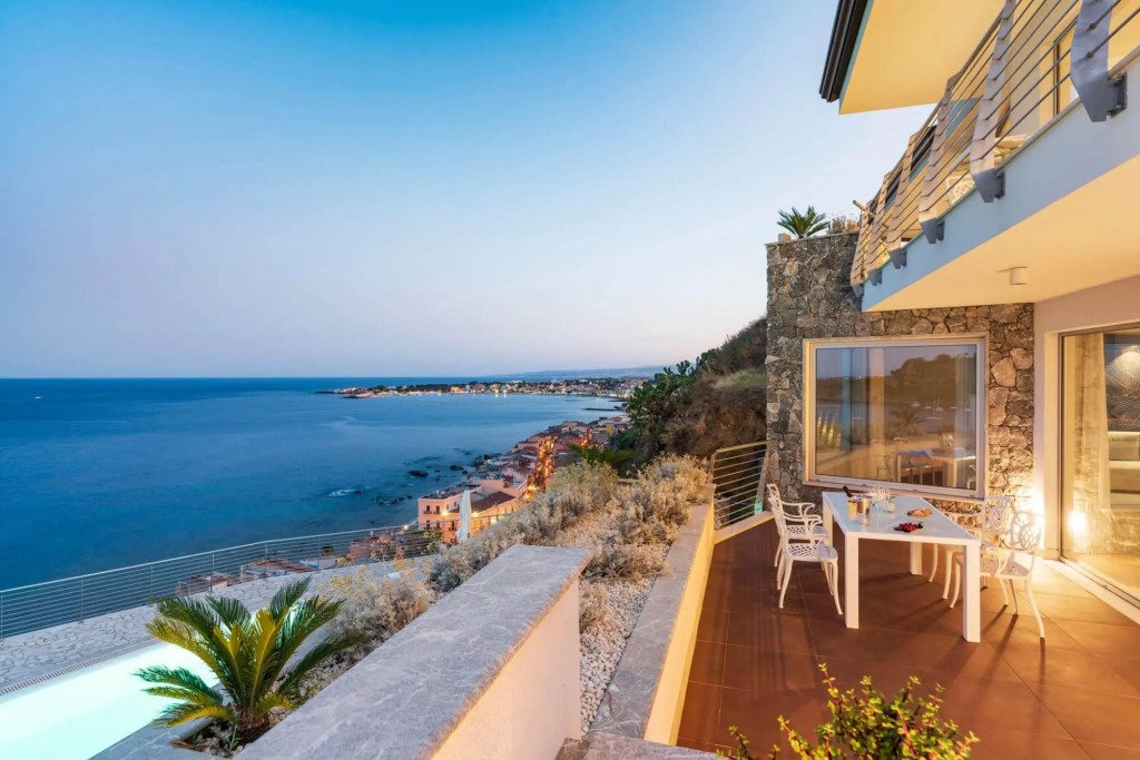 Luxury villa up to 20 guests near Taormina, 600 m from the next beach. Heated pool and wellness area-VILLA TAORMINA