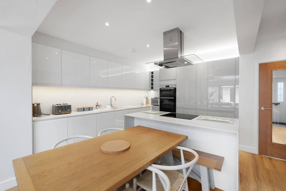 Bright 6 bedroom 3 bath house ideal for Pinewood Studios