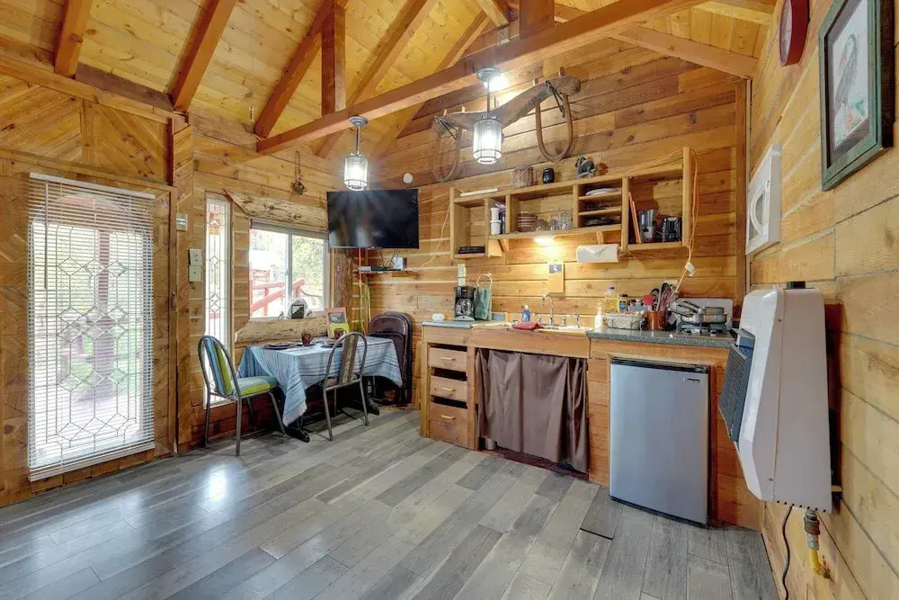 7 Mi to Kenai River: Soldotna Cabin w/ Lake Access