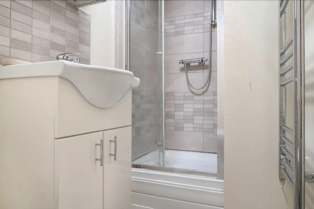 Saltwell Street Deluxe En Suite Room