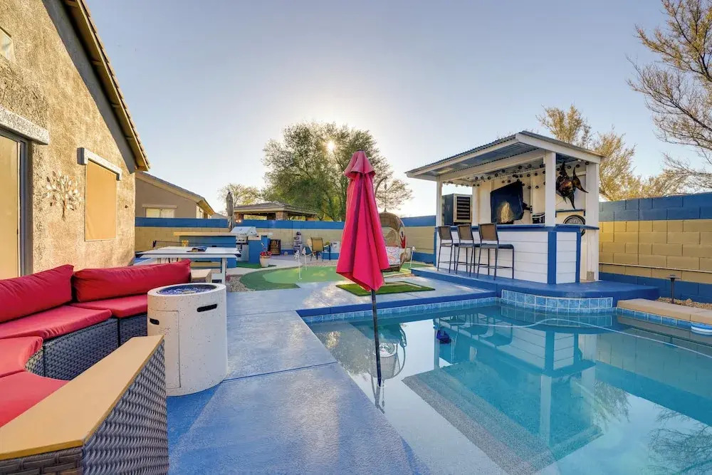 Putting Green & Hot Tub: Goodyear Retreat!