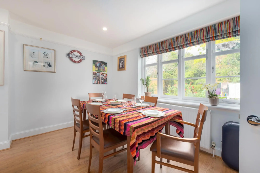 Cottage With a Garden in Golders Green by Underthedoormat