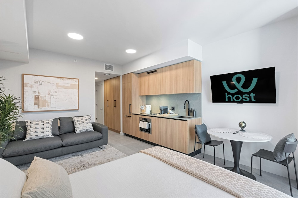 501 First - Steps from Bayside