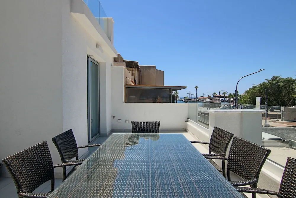 Phaedrus Living: Seaside Deluxe Flat Harbour 112