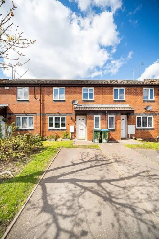 Stylish 3 bed house, large garden, Parking, WiFi - Esho Stays