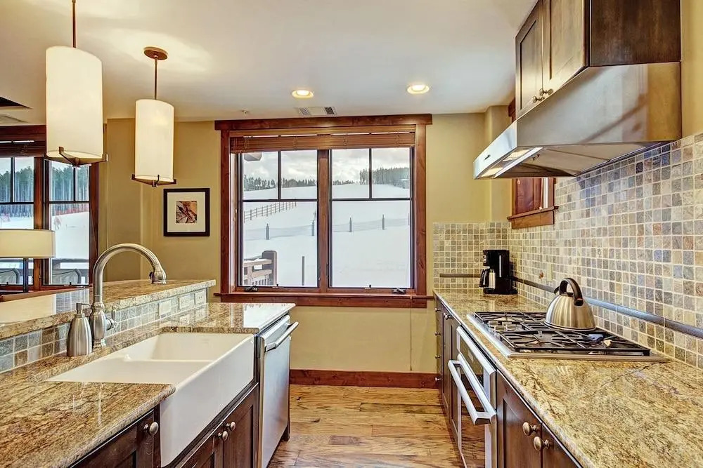Spacious 4 Bedroom  Steps From Winter Activities Condo by RedAwning