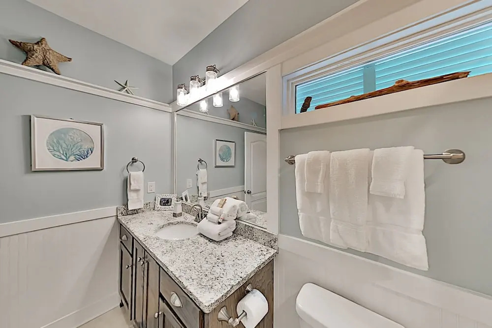 Stylish Beach W/ 2 Pools & Screened Deck 3 Bedroom Cottage