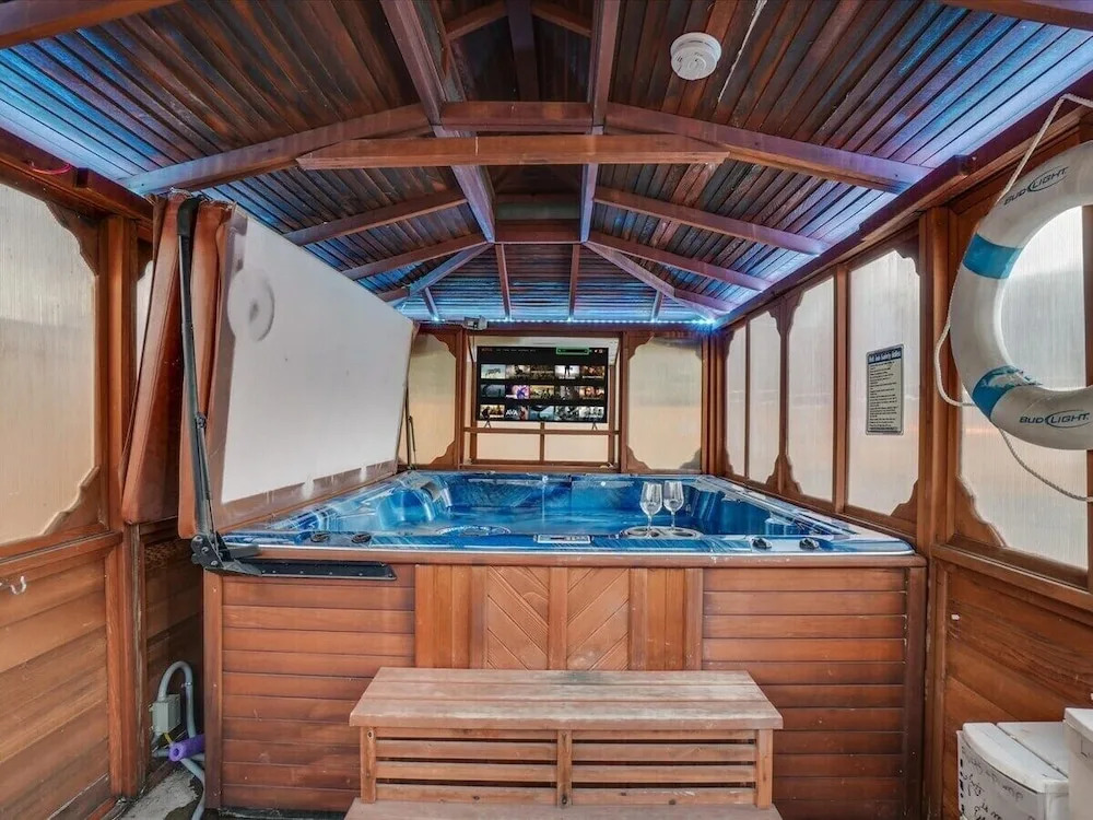 4BR 2B Home With Pool, Hot Tub, Fire Pit