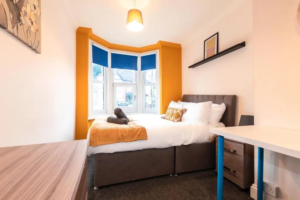 6 bed Residential home with Parking