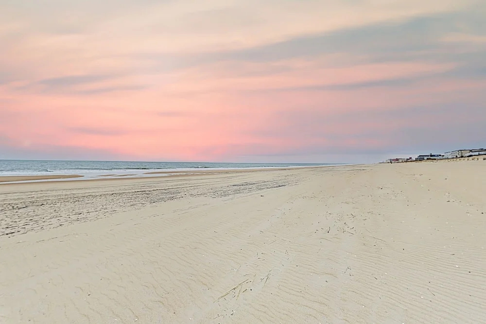 New Listing! Beachside Bliss - Walk To Waves 2 Bedroom Condo