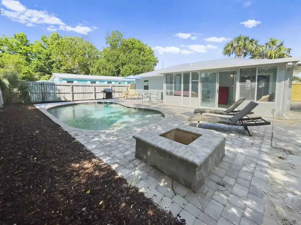 Wanna Go Back 3 Bedroom Home by RedAwning