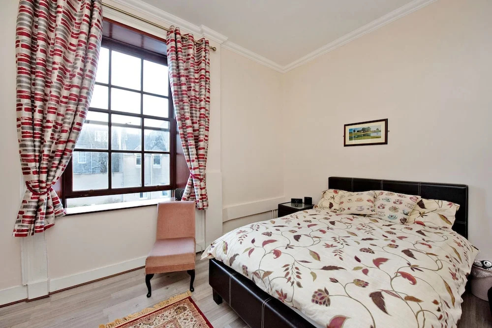Luxurious Aberdeen Retreat Sleeps 21 & Parking
