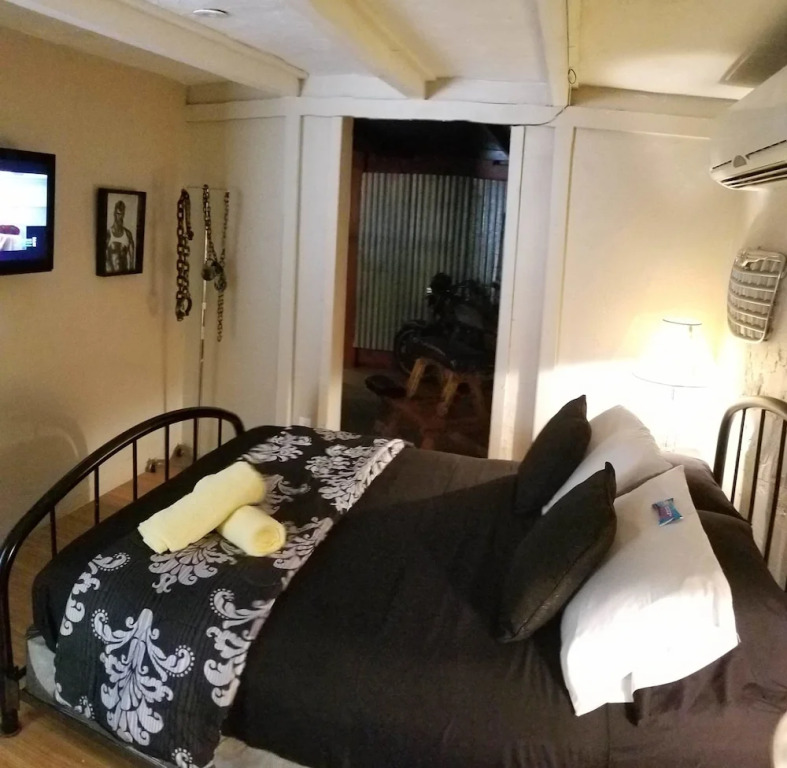 INN LEATHER GUEST HOUSE-GAY MALE ONLY