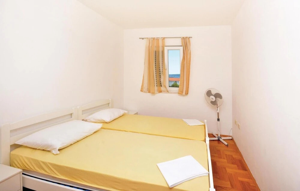 Beautiful Home in Kastel Stafilic With Wifi and 8 Bedrooms