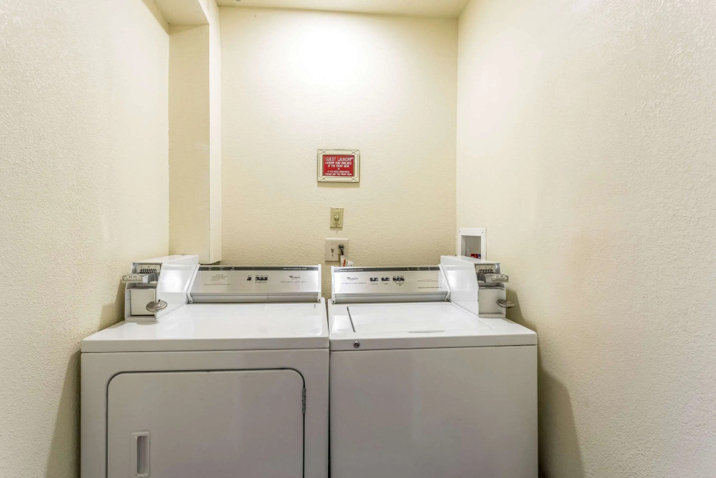 Econo Lodge Inn & Suites Albuquerque East I-40 Eubank Exit
