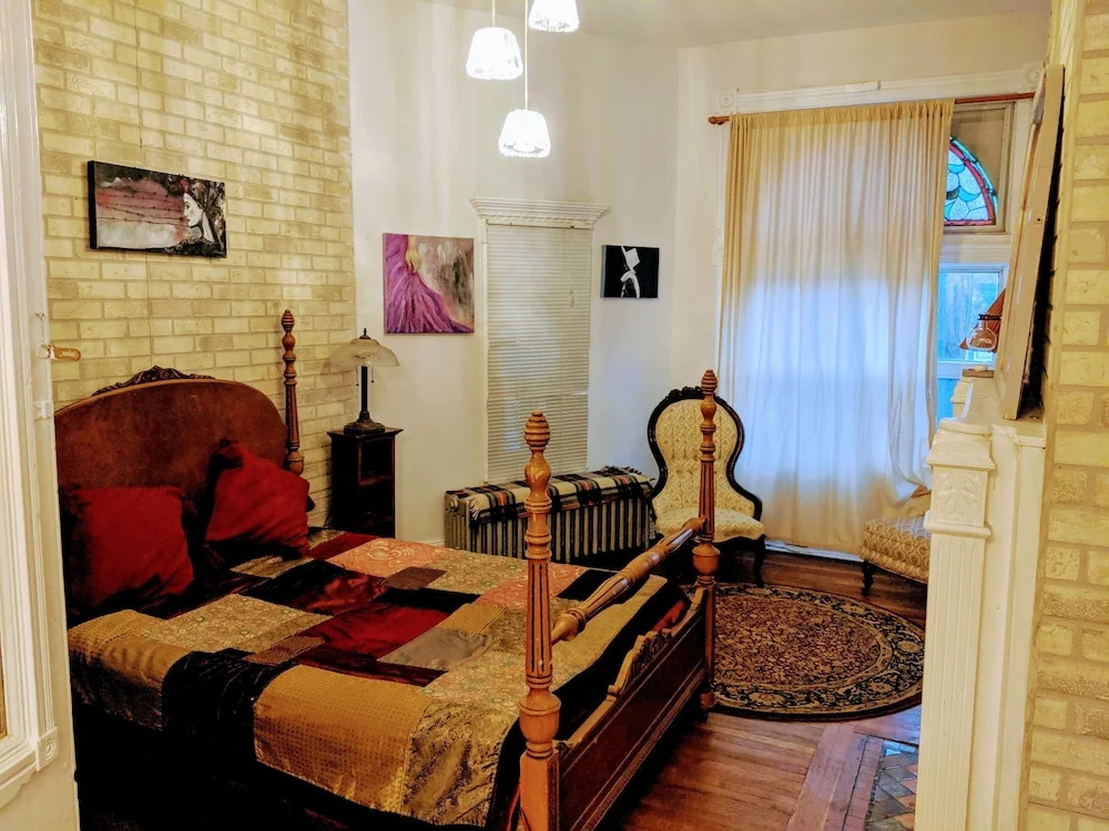 Authentic 1 Bedroom Toronto Home