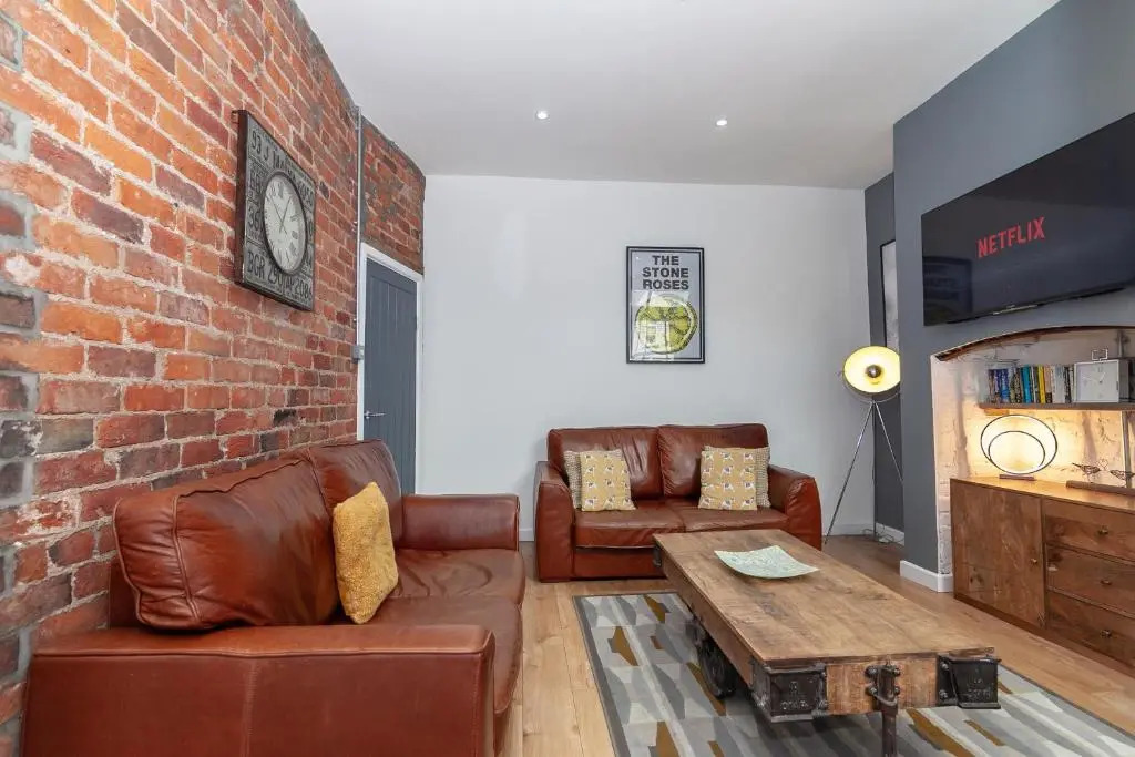 Park House - Large 3 Bedroom Victorian House, 10 Mins from Manchester