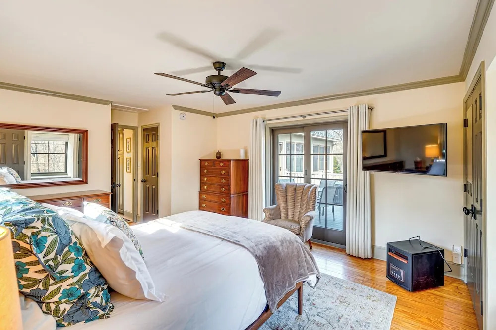 Aldie Home w/ Private Pool: Near Wineries!