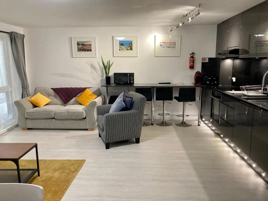 ONE BED APARTMENT GROUND FLOOR ONE MINUTE walk TOWAN BEACH FREE PARKING