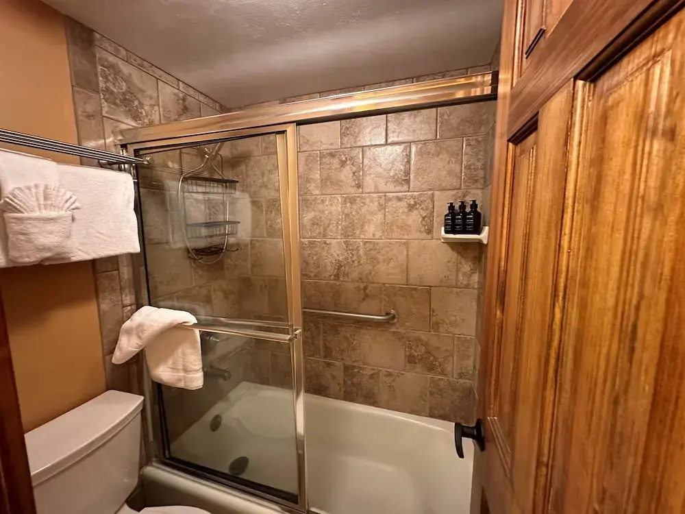 Lakeside, Spacious, Modern 2br - Sleeps Up To 8 2 Bedroom Condo