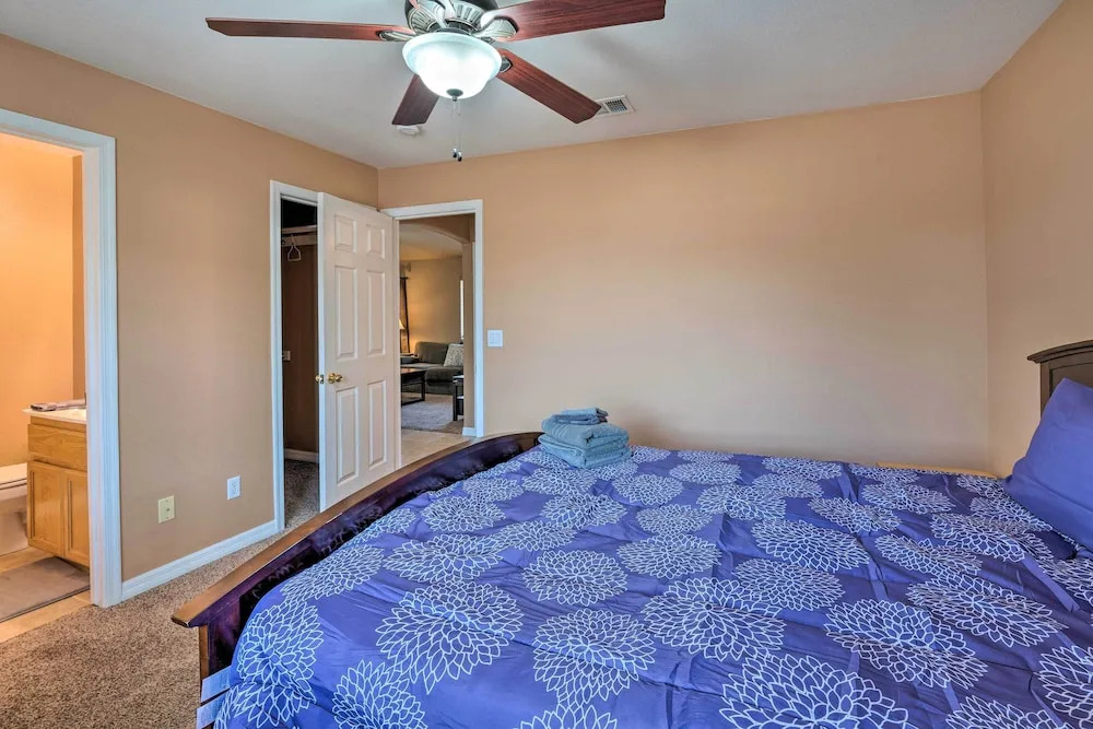 5 Mi to Beach & Marina: Lake Havasu Getaway!