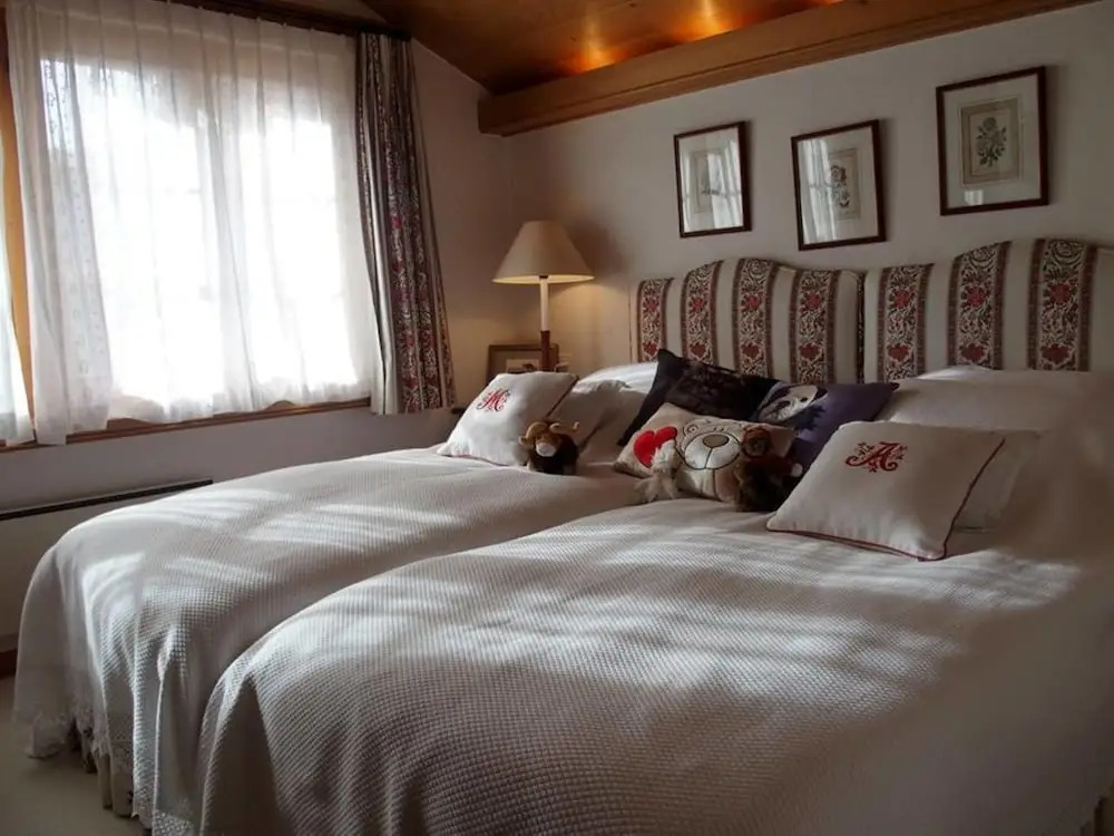 Cozy fully serviced Twin Chalets
