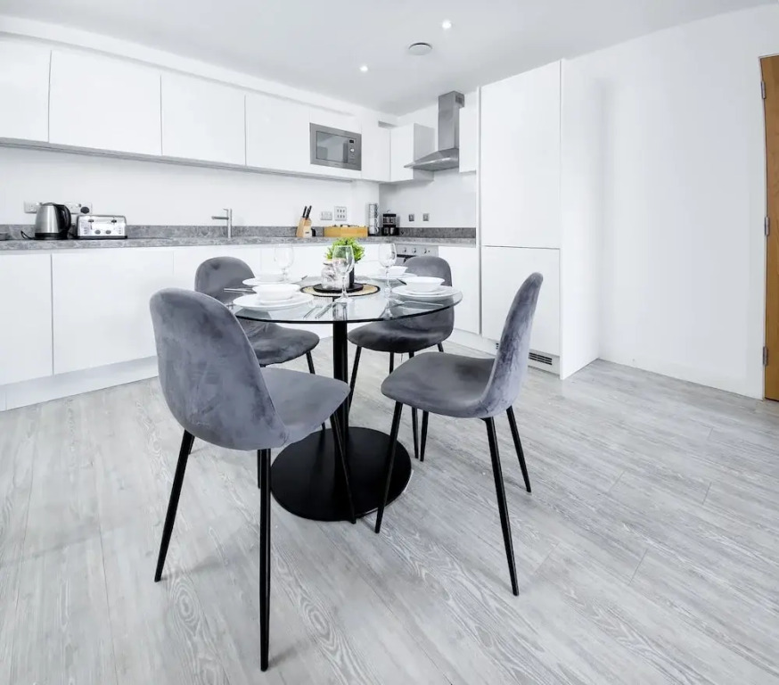 Salford - 2 Bed Apartment - Sleeps 4 - Wifi