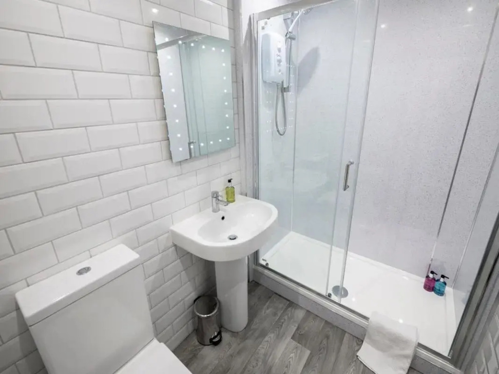 New Superhost Listing: Bright flat nr. University